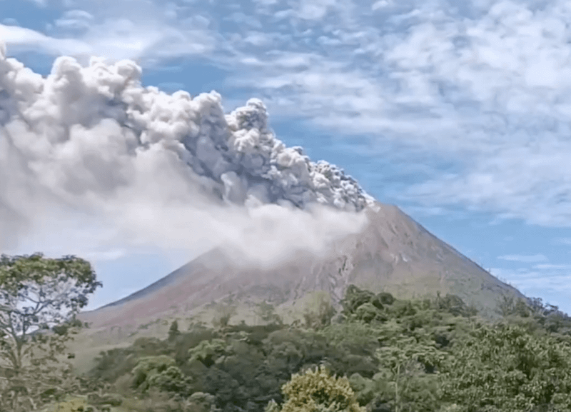 VIDEO: Mount Sinabung volcano erupts in Indonesia