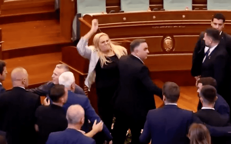 VIDEO: Kosovo parlamendis läks rüseluseks ja loobiti mune
